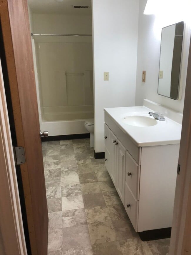 Building Photo - Very cute and centrally located 3-bedroom