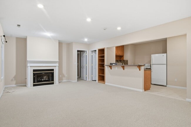 Building Photo - 4 Bed/3 Bath. Pet Friendly. Master on Main