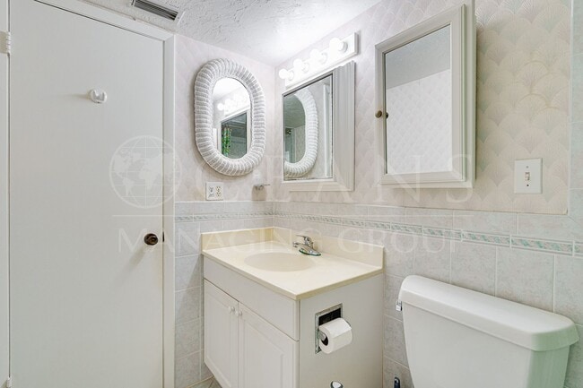 Building Photo - Spacious Condo with utilities included! Lo...