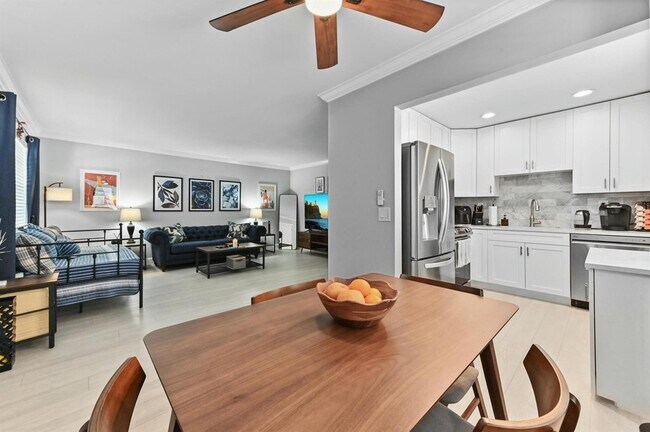 Building Photo - 279 Normandy Ln