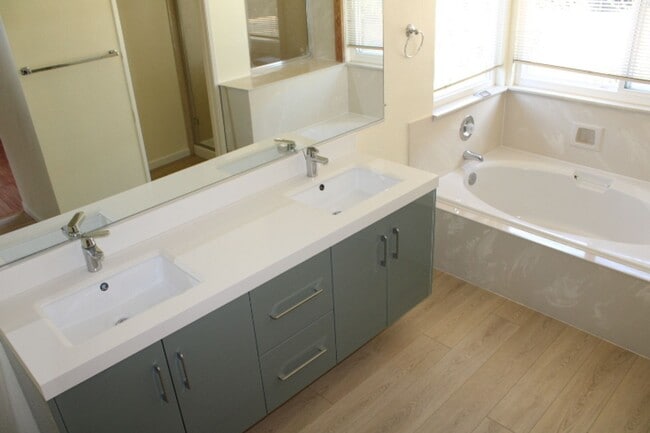 Building Photo - 151 Grenadine Way
