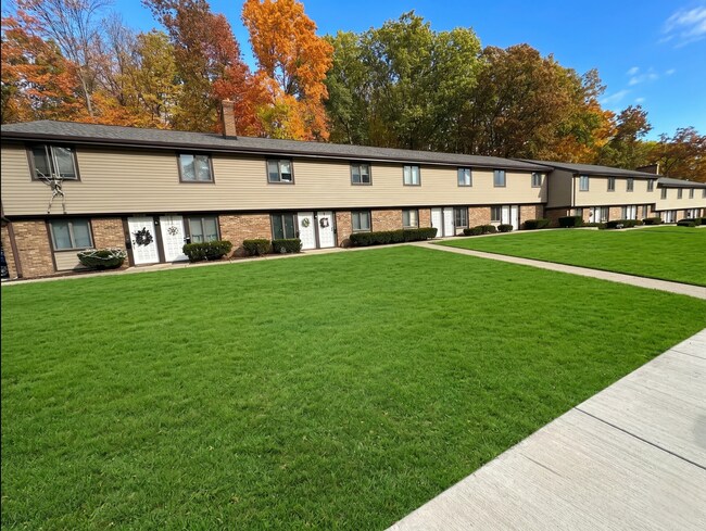 Building Photo - 2-Bedroom Townhouse in Stow, OH – Offering the perfect blend of comfort, convenience, and modern ...