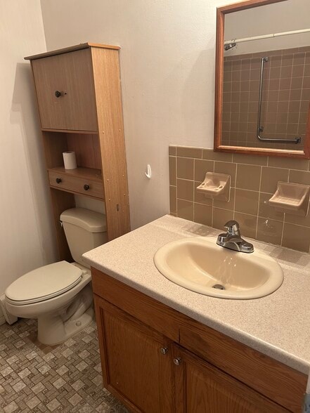 Main bathroom - 53 Vail St