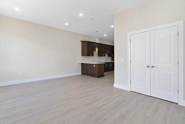 Building Photo - 527 Union Ave