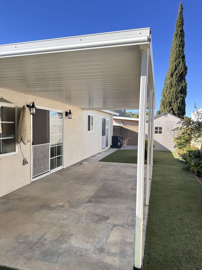 Building Photo - Updated 3-Bed Home with Oversized Garage & Huge Driveway