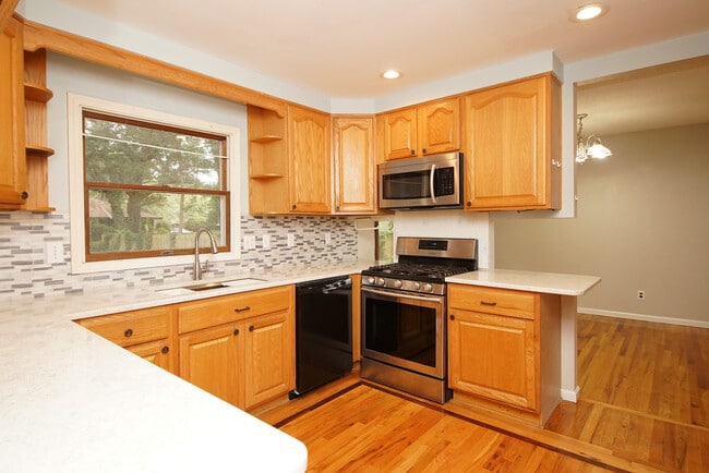 Building Photo - 223 S Bayshore Dr