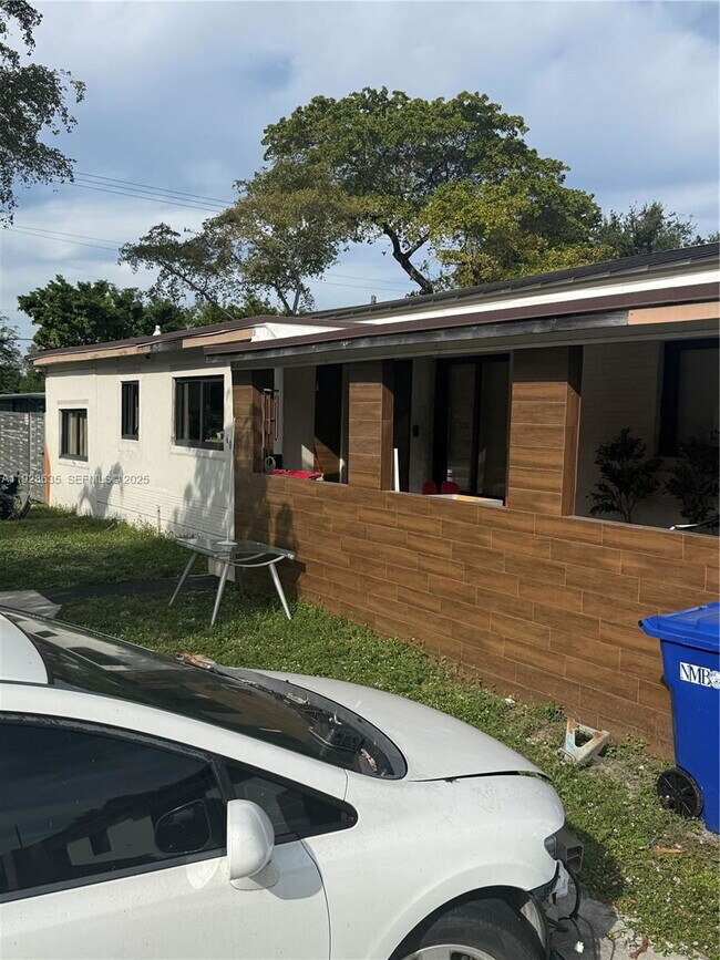 Building Photo - 1601 NE 158th St