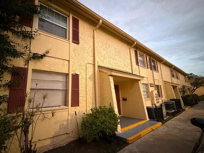 Building Photo - 7501 Gallineta Ct