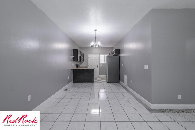 Building Photo - Lovely 2 Bedroom Condo. Pet Friendly!