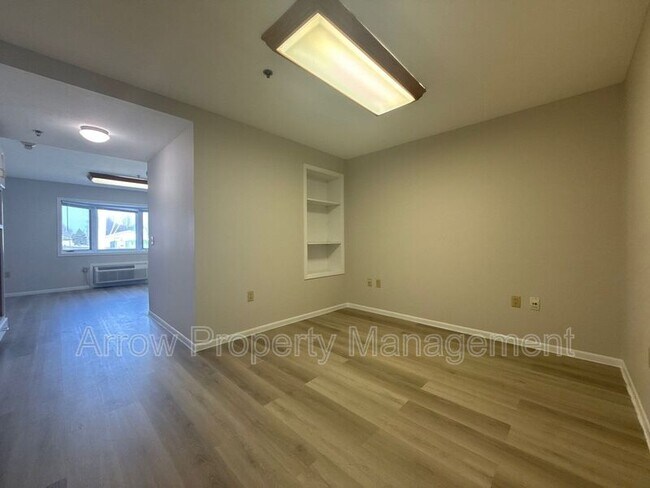 Building Photo - 180 Poppe Dr