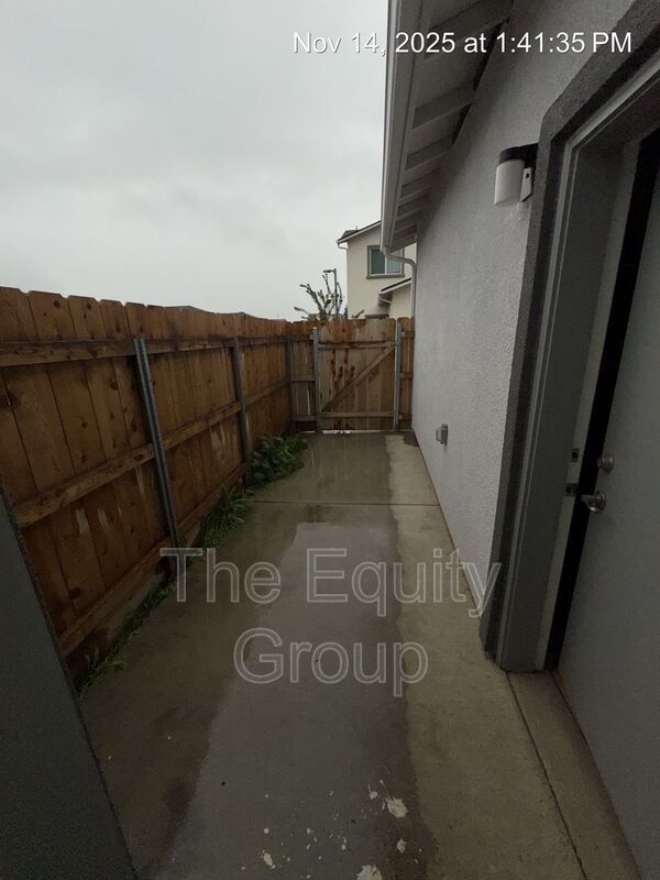 Building Photo - 418 S Summit St