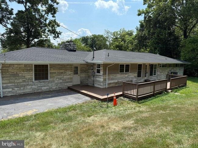 Building Photo - 7697 Hedgesville Rd
