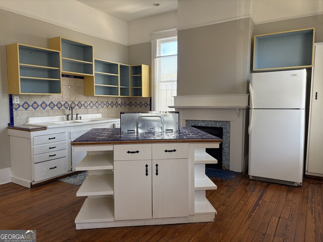 Building Photo - 836 E Henry St