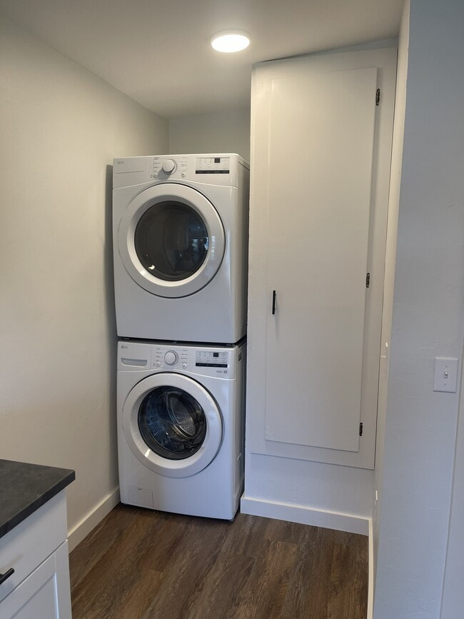 Building Photo - 1210 E Monroe Dr