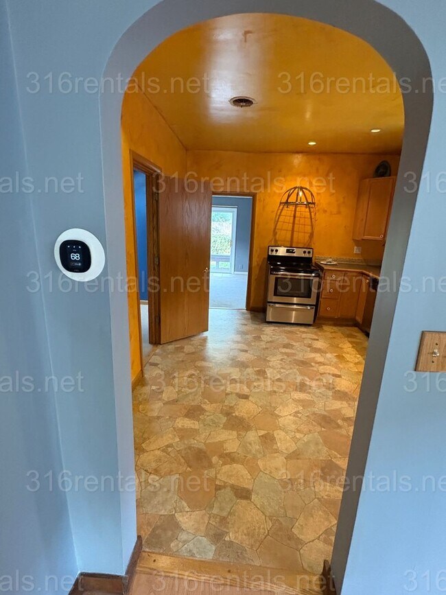 Building Photo - $1150 - 3 bed 1 bath - Single Family Home