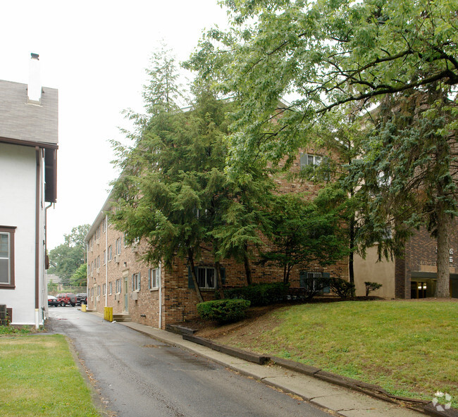 Building Photo - 1919 Indianola Ave