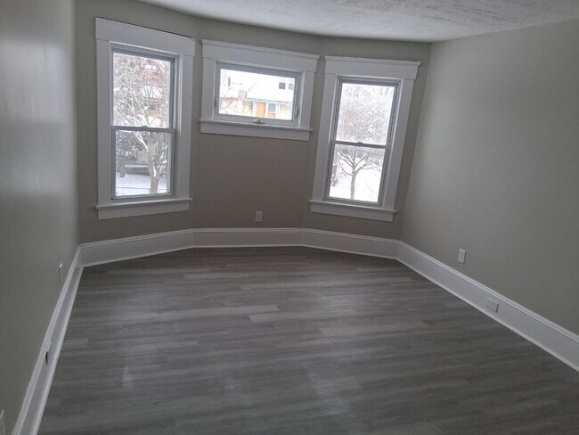 Building Photo - 1337 E 84th St