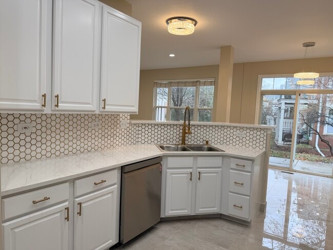 Building Photo - 431 Pine Lake Cir