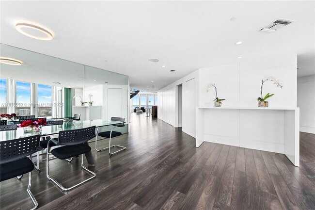 Building Photo - 1643 Brickell Ave