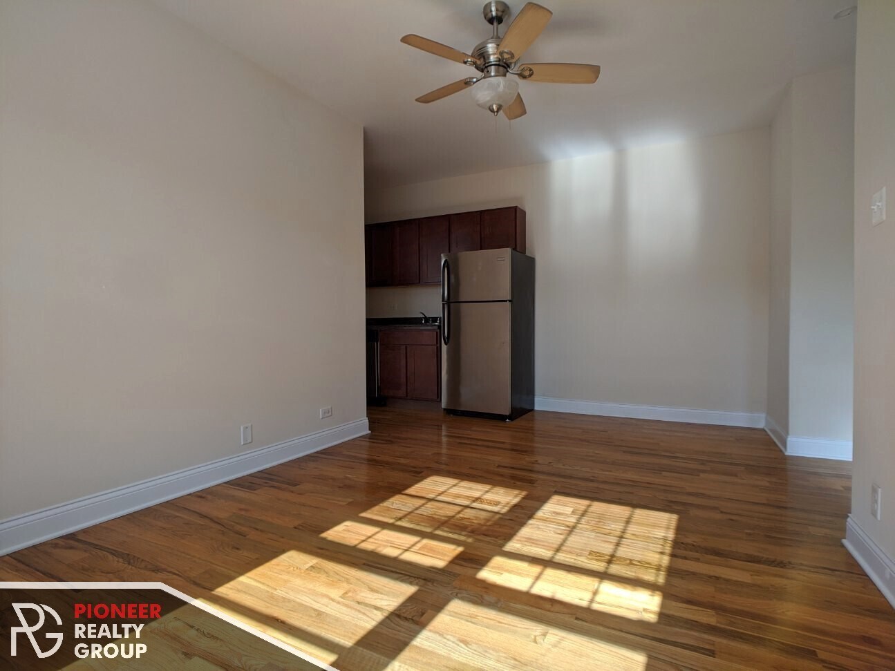 Building Photo - 949 W Cornelia Ave