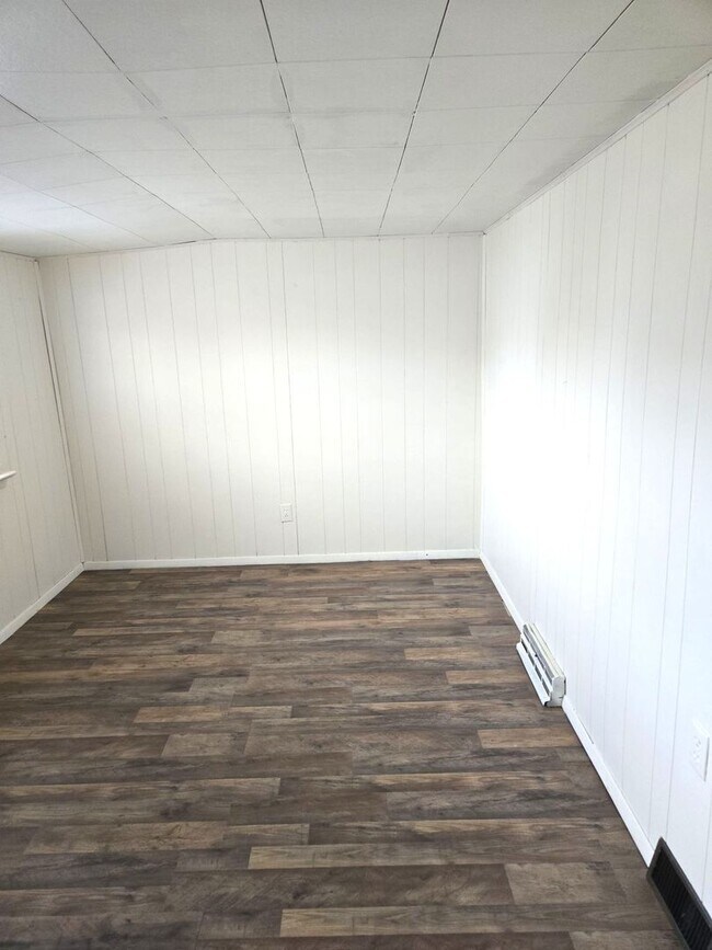 Building Photo - Spacious 3-bedroom single-family home in C...