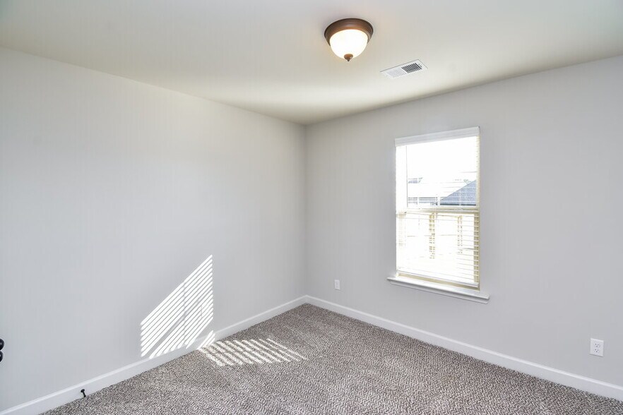 Building Photo - 3555 Sabra Ln