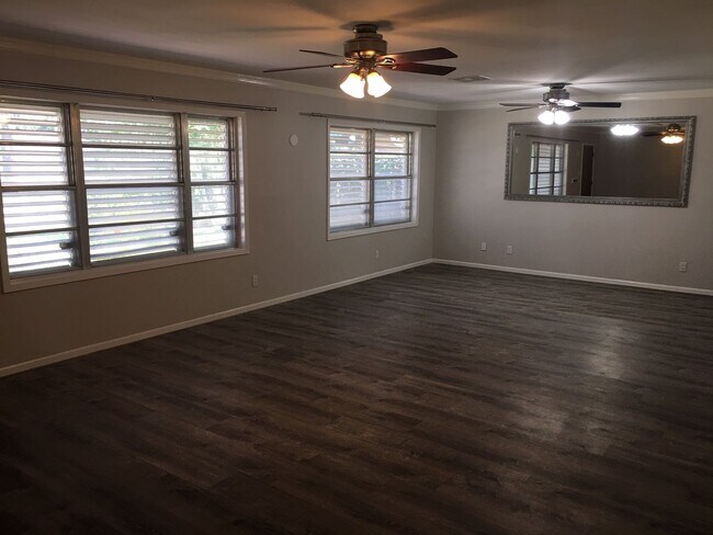 Building Photo - Beautifully renovated 3 bed/3bath near UTMB