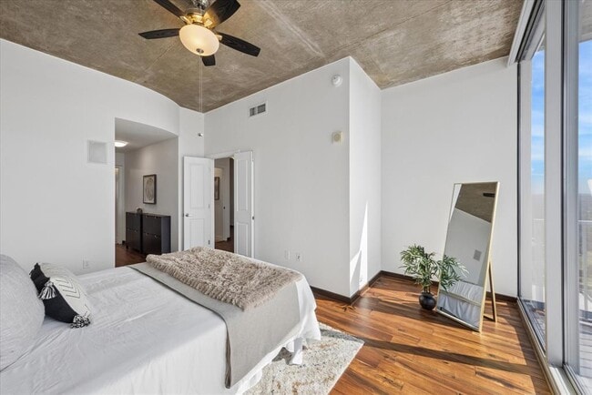 Building Photo - 360 Nueces St