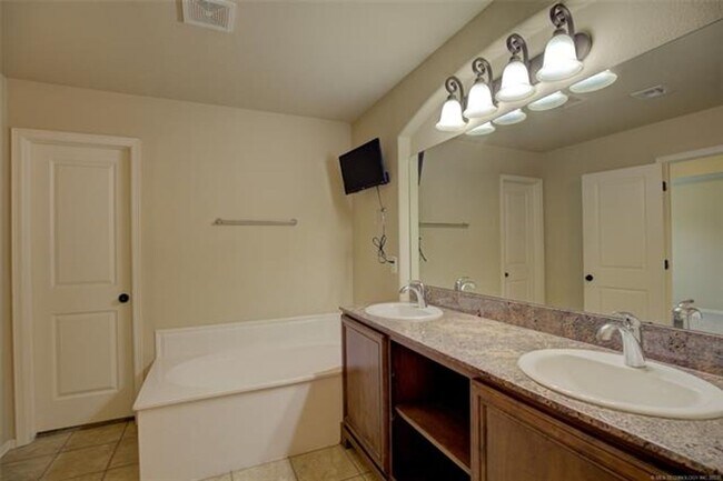 Building Photo - Spacious 4 Bed | 2 Bath | Large backyard | Bixby