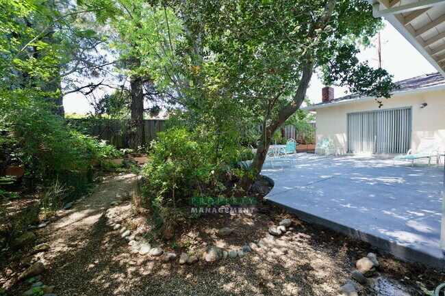 Building Photo - 868 Las Pavadas Ave