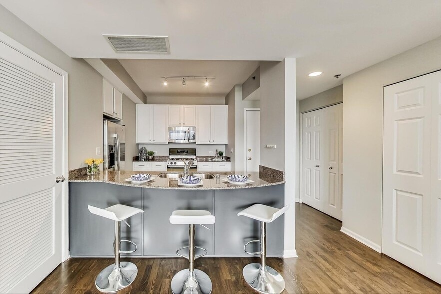Kitchen - 400 W Ontario St