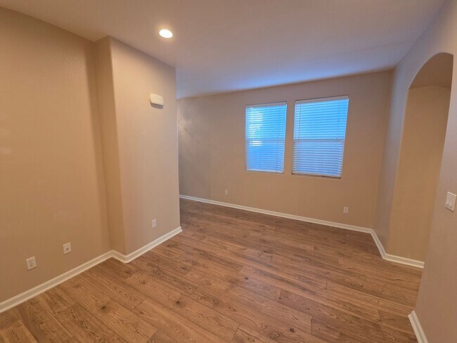 Building Photo - Gorgous 3 Bedroom 2/5 Bath home in HOA