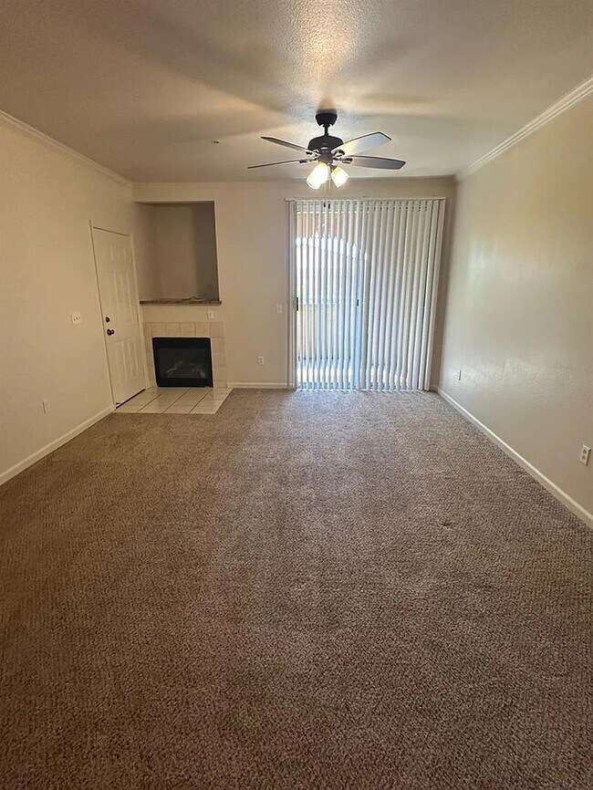 Building Photo - Beautiful 2 Bedroom 2 Bathroom in Roseville!