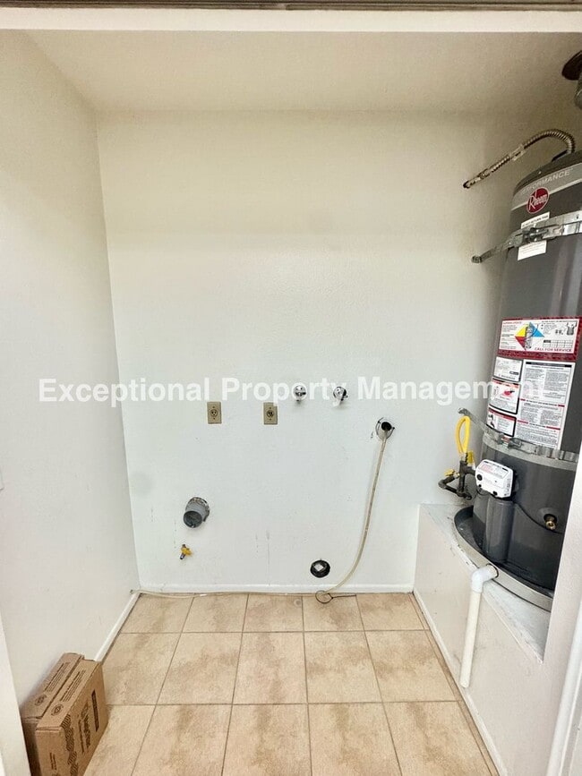 Building Photo - Ready to move in 2 bed 1 bath unit