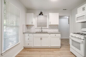 Building Photo - Charming Home located in the center of town!