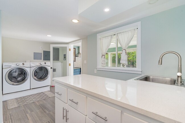 Building Photo - 5Bd/2.5Ba Seattle House