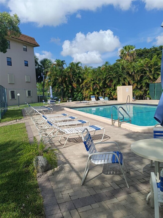 Building Photo - 6090 N Sabal Palm Blvd