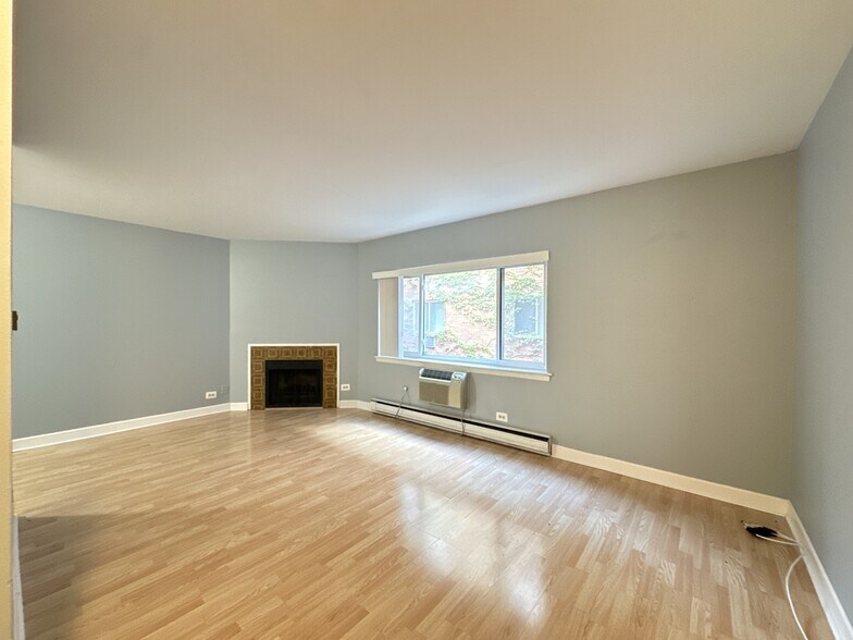 Building Photo - 3825 N Pine Grove Ave