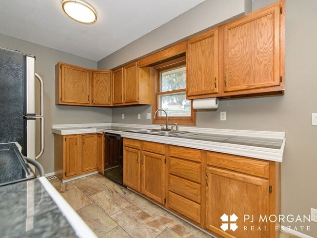Building Photo - 1409 Thomas Dr