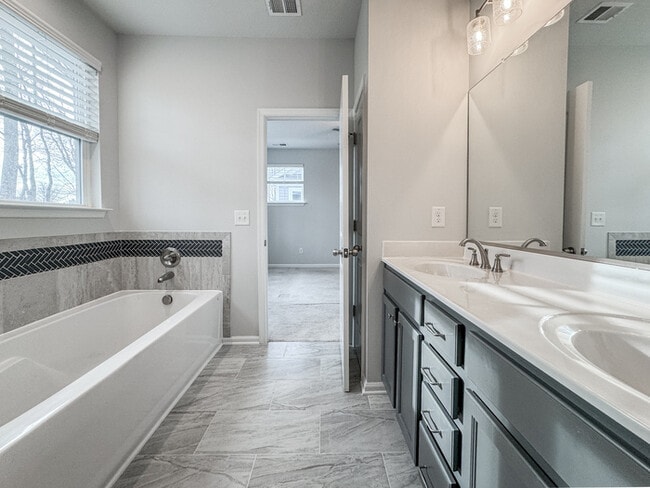 Building Photo - RENOVATED 4 BEDROOM/3 BATH IN VIRGINIA BEACH! READY FOR RENT!!