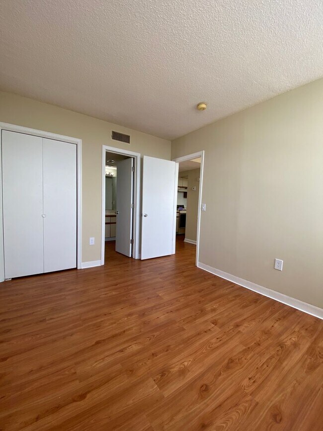 Building Photo - wh601