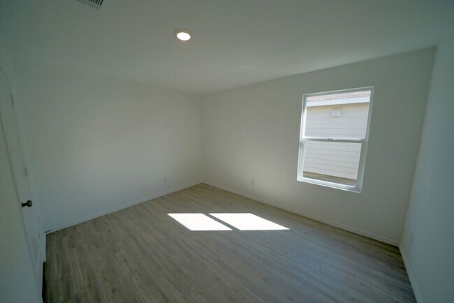 Building Photo - Like-New Home Now Available For Rent in Converse, TX! Realtor Commission offered: $600