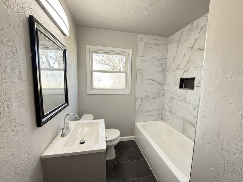 Building Photo - 532 Showalter Dr