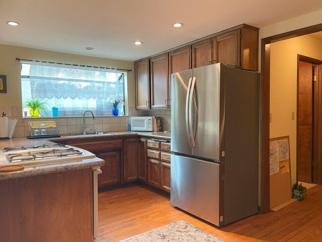 Building Photo - Lake view 3 bedroom, 3 bath plus office in...