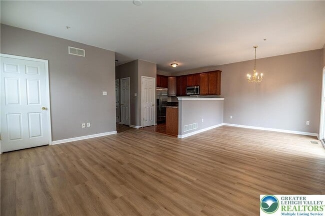 Building Photo - 955 King Way