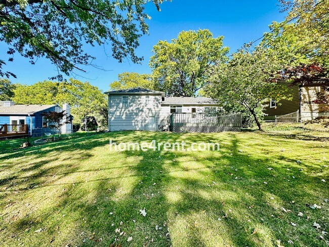 Building Photo - Attractive Overland Park Home w/ Wood Floo...