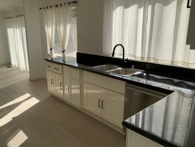 Building Photo - Stunning Remodeled 4 bedroom Hercules Home
