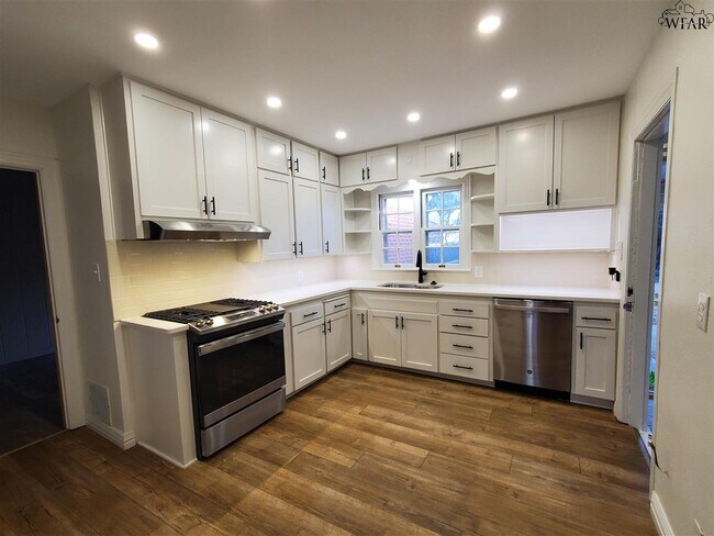 Building Photo - 2409 Martin St