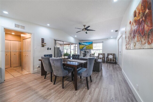 Building Photo - 5400 Lakewood Cir S