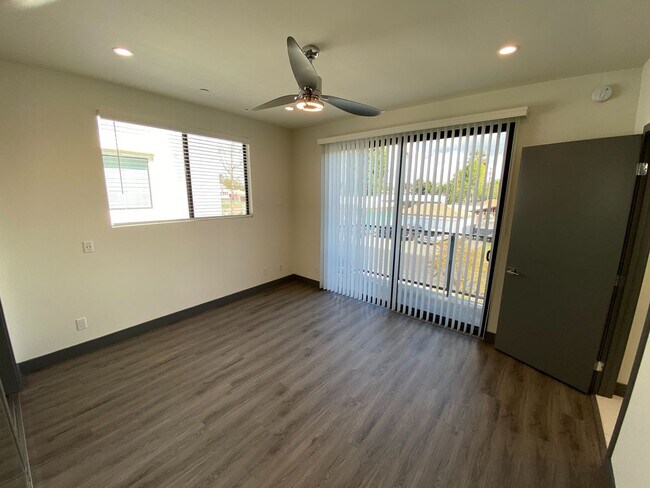Building Photo - NEW SMART*4BD*4BA*TOWNHOME/ROOF DECK*CENTRAL AIR/HEAT*STAINLESS STEEL APPLIANCES*WASHER/DRYER IN ...